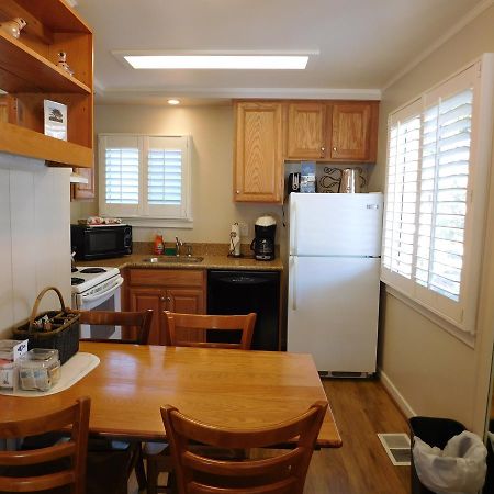 Pine Acres Lodge Пасифик Гроув Екстериор снимка