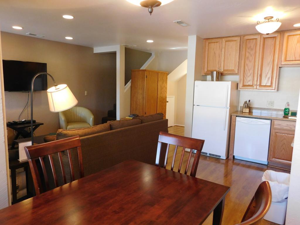Pine Acres Lodge Пасифик Гроув Екстериор снимка