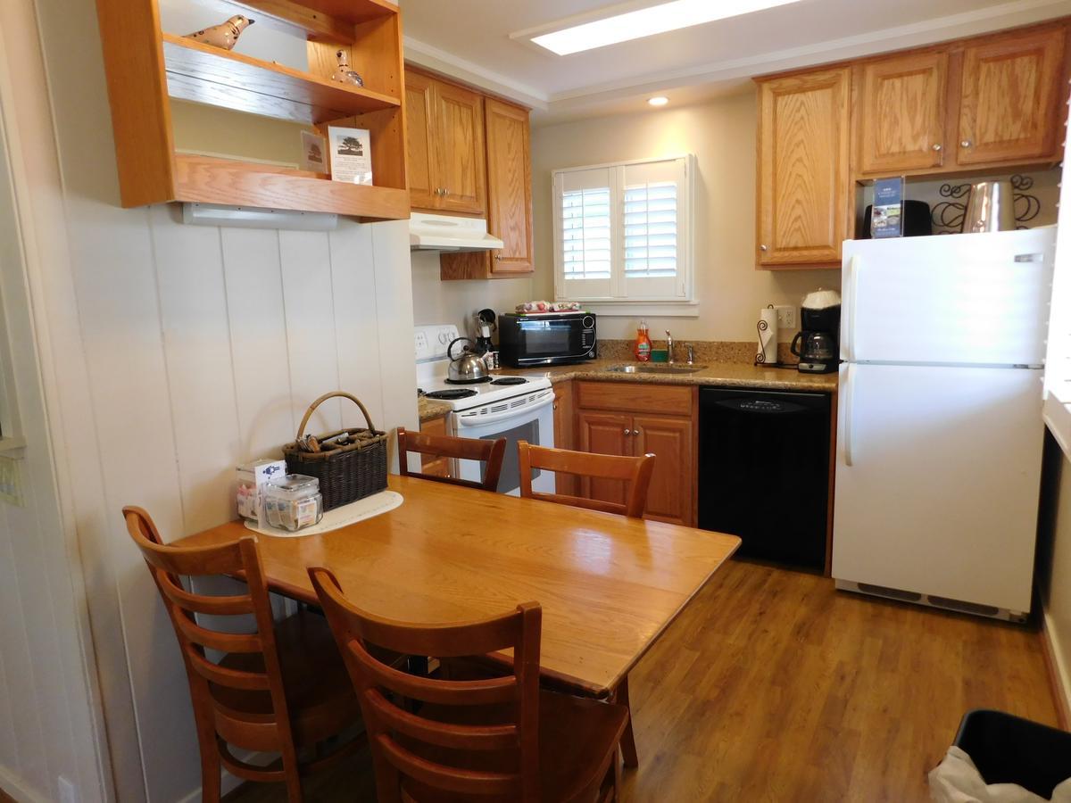 Pine Acres Lodge Пасифик Гроув Екстериор снимка