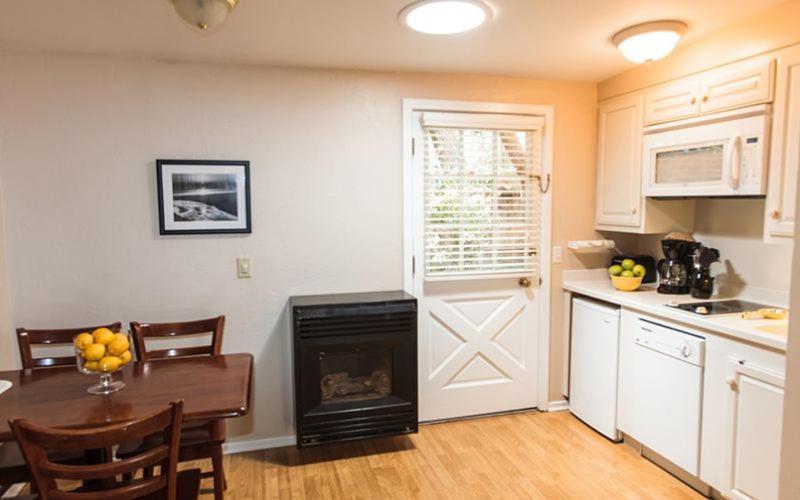 Pine Acres Lodge Пасифик Гроув Екстериор снимка